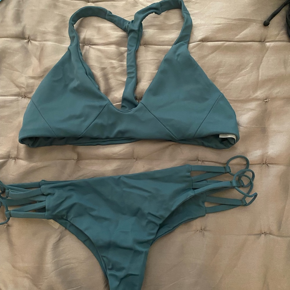 Ola feroz bikini